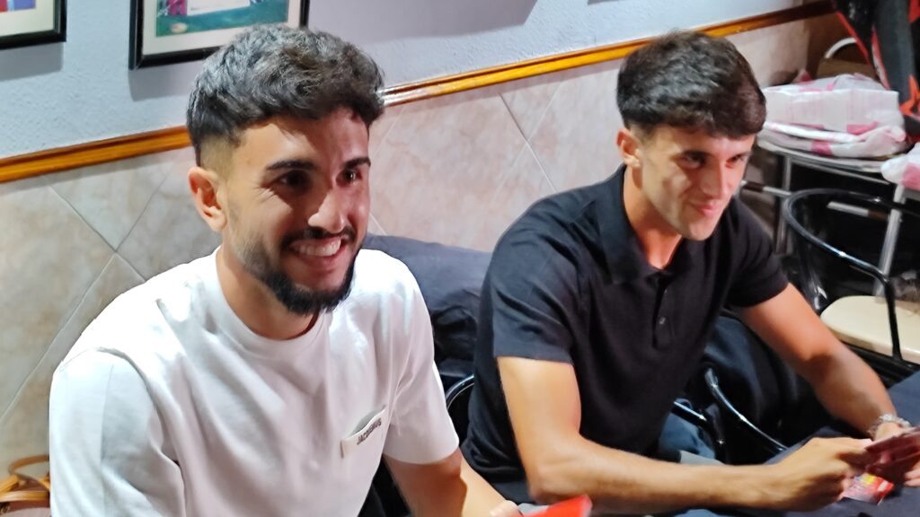 Manu Morlanes y Luis Montiel firmando autógrafos